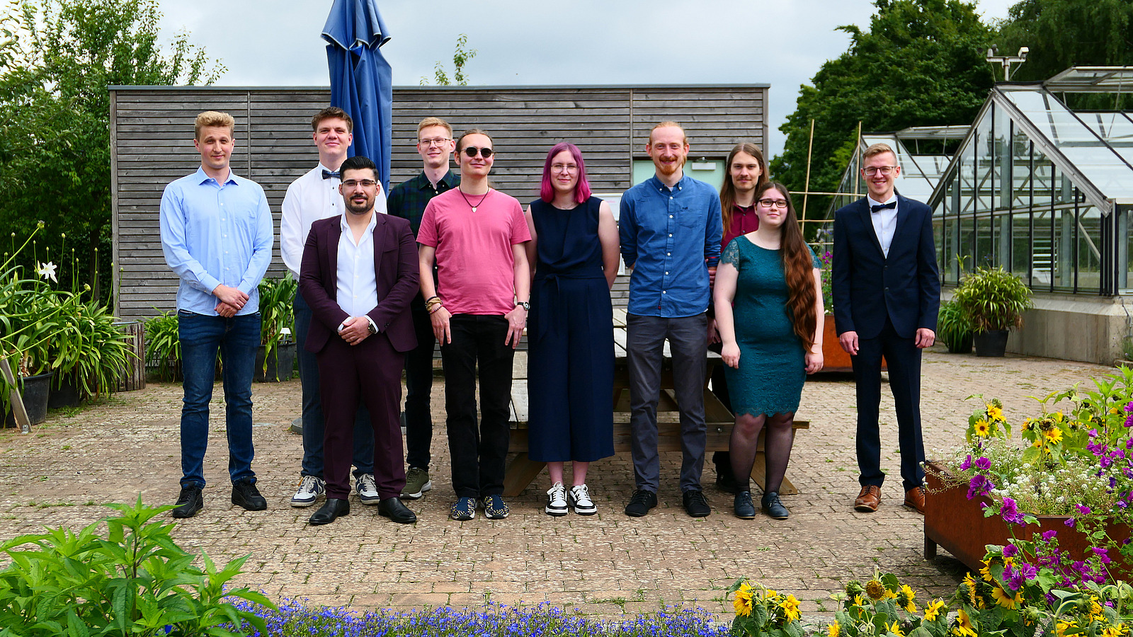 Gruppenfoto von 10 Personen im Botanischen Garten
