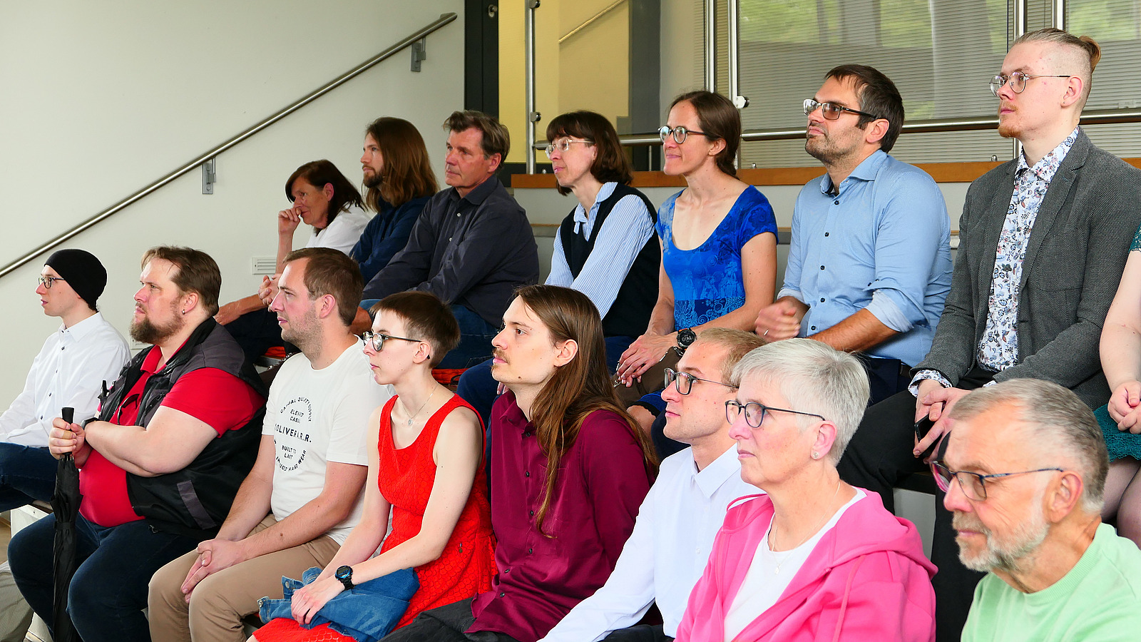Viele Personen sitzen in einem Vortragsraum.