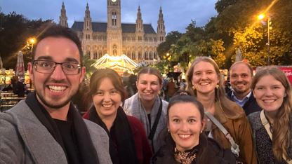 Fotocollage mit einer Gruppe von Menschen, zwei Orten und einem Poster