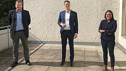 Michael Abendschein (Mitte) nach seiner erfolgreichen Disputation zusammen mit den Prüfern Prof. Dr. Peter Grundke und Prof. Dr. Valeriya Dinger