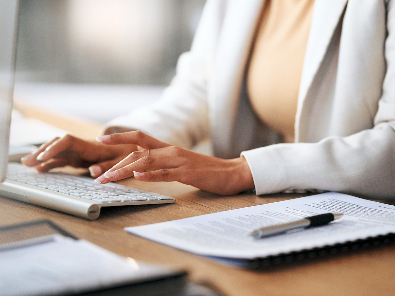 Nahaufnahme der H&auml;nde einer Frau beim Tippen.