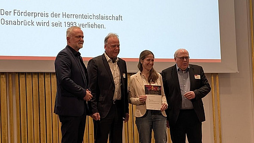 Kathleen Burrey M.Ed. mit dem Vizepr&auml;sidenten der UOS f&uuml;r Studium und Lehre Prof. Dr. Jochen Oltmer bei der Preisverleihung 