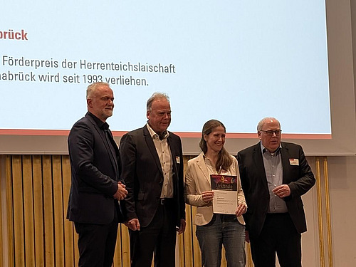 Kathleen Burrey M.Ed. mit dem Vizepr&auml;sidenten der UOS f&uuml;r Studium und Lehre Prof. Dr. Jochen Oltmer bei der Preisverleihung 