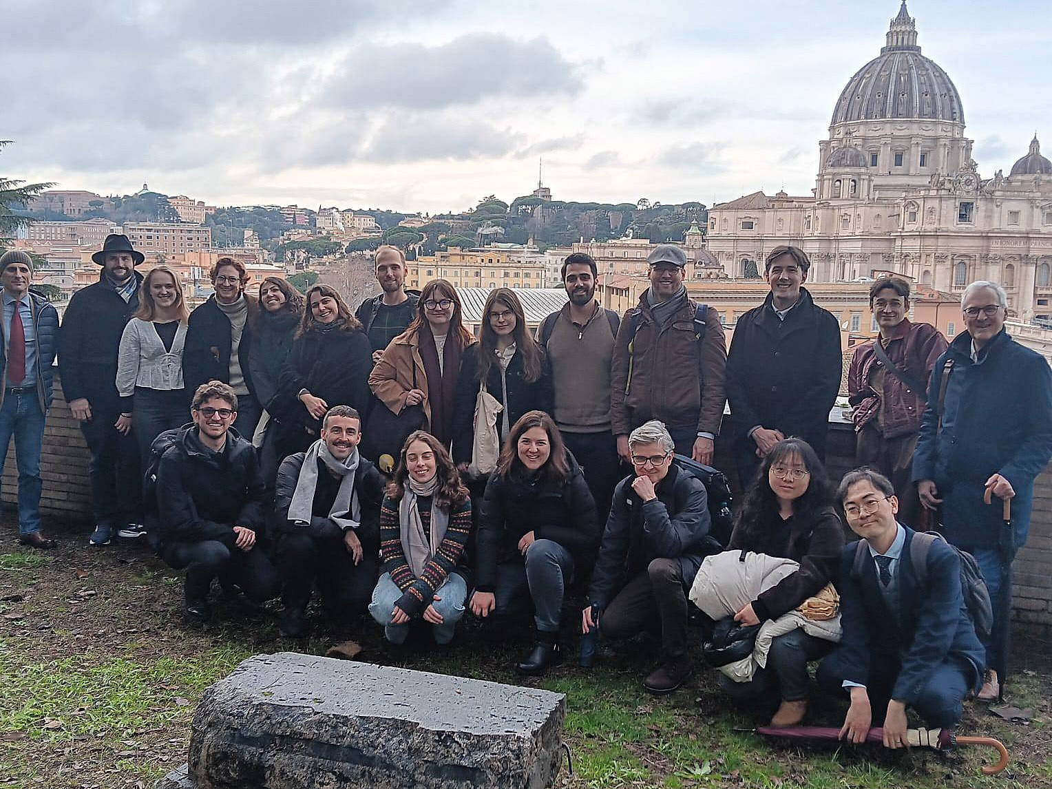 Gruppenbild vor der Kulisse des Peterdomes 