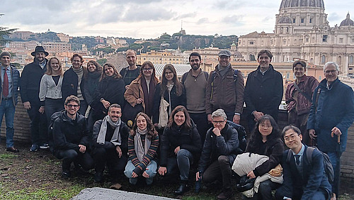 Gruppenbild vor der Kulisse des Peterdomes 