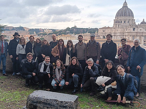 Gruppenbild vor der Kulisse des Peterdomes 