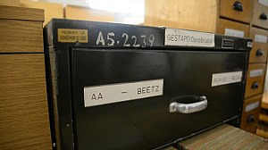 Aktenlade zur "Gestapo Osnabrück" in einem Archiv