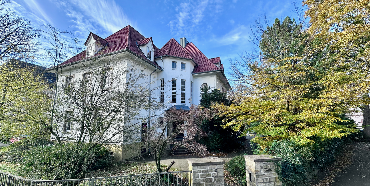 Der Villa des Instituts bei sonnigen Wetter