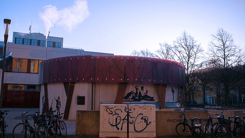 Das E W Gebäude neben dem Schloss. Es ist voller Graffitti.