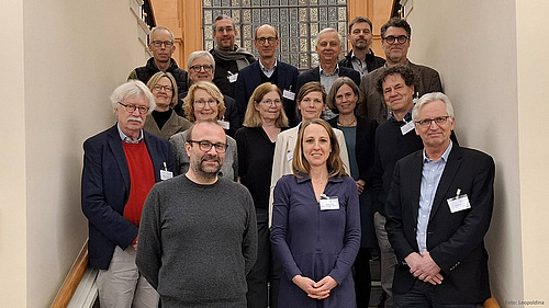 Mitglieder der Leopoldina in einem Gruppenfoto auf einer Treppe
