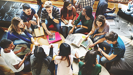 Studierende stecken die Köpfe in die Bücher