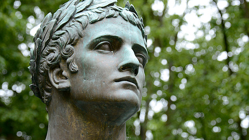 Eine Statue von Heinrich von Kleist.