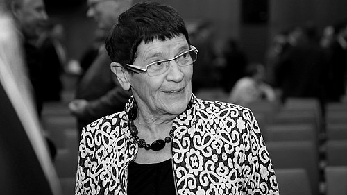 Schwarzweißaufnahme von Rita Süssmuth, sie blickt lächelnd zur Siete