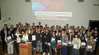 Eine gro&szlig;e Gruppe Personen, einige halten Urkunden in den H&auml;nden