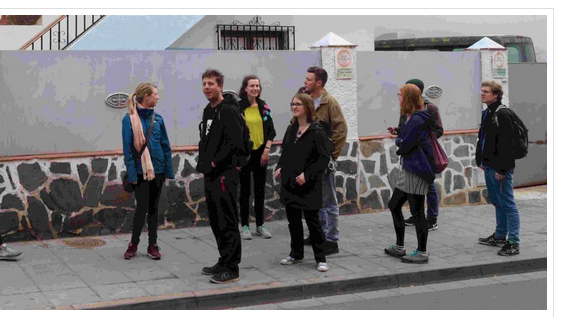 Foto einer Exkursionsgruppe auf einer Straße