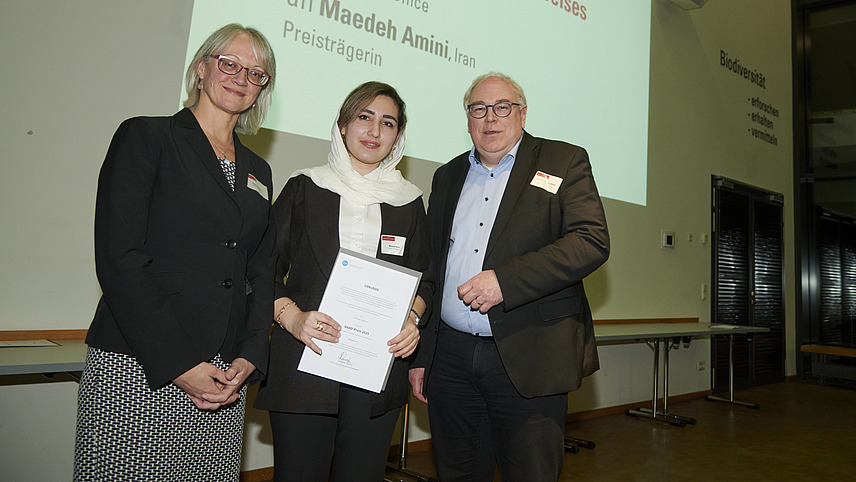 Mehrere Personen auf B&uuml;hne bei Urkunden&uuml;bergabe