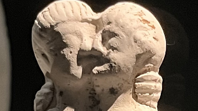 Statuette eines Liebespaars (©Nicole Diersen, Terrakotte aus Mainzer Isis- und Mater Magna-Heiligtum, Landesarchäologie Mainz).