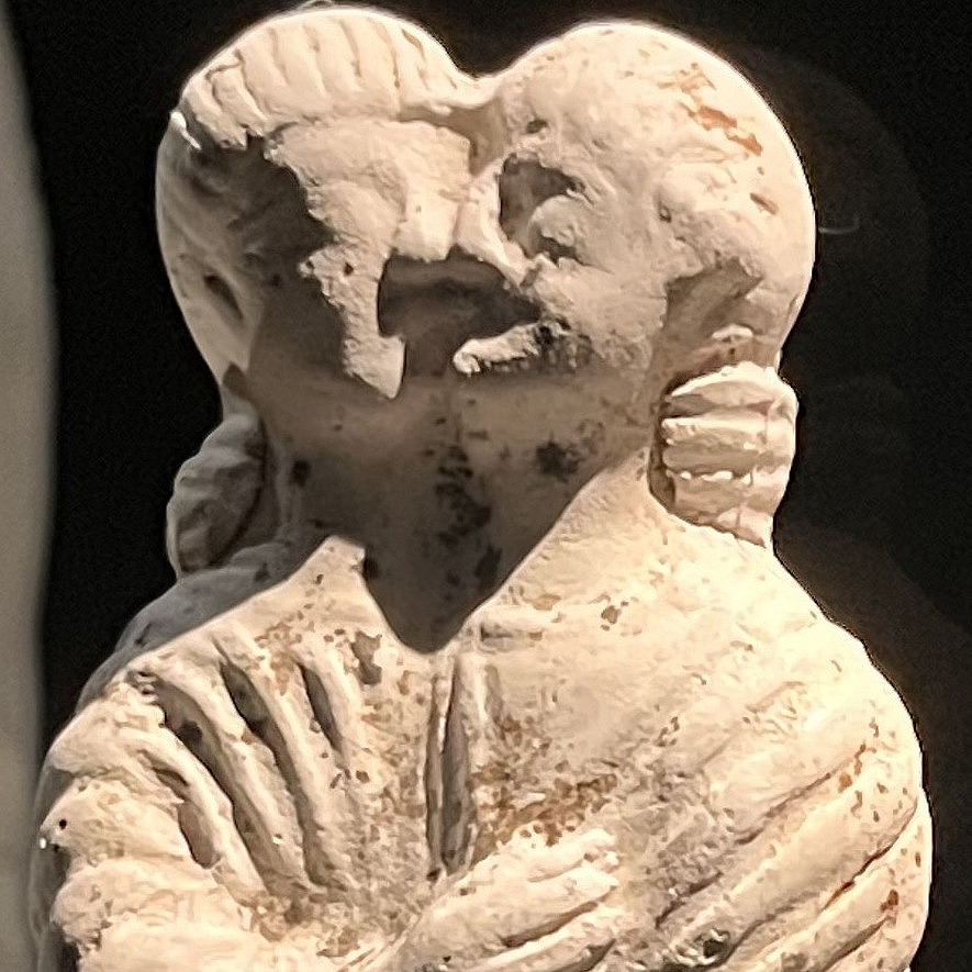 Statuette eines Liebespaars (©Nicole Diersen, Terrakotte aus Mainzer Isis- und Mater Magna-Heiligtum, Landesarchäologie Mainz).