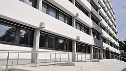 ein modernes mehrgeschossiges B&uuml;rogeb&auml;ude ist zu sehen