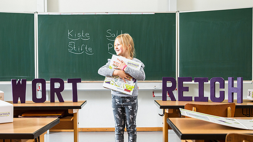 Schulmaterial liegt im Halbkreis, zum Beispiel Stifte und Taschenrechner.