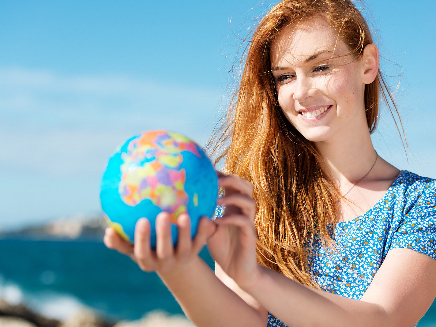 ERASMUS+ Frau mit Globus in der Hand