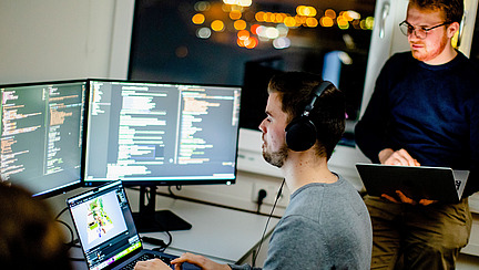 zwei Studierende arbeiten am Computer