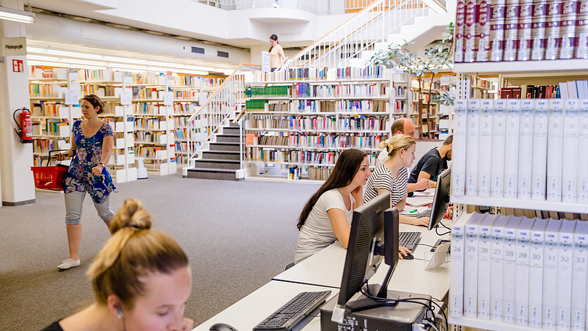 Einige Personen sitzen in der Bibliothek Alte M&uuml;nze an Computern.