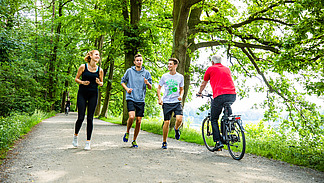Drei Studierende joggen am Rubbenbruchsee.