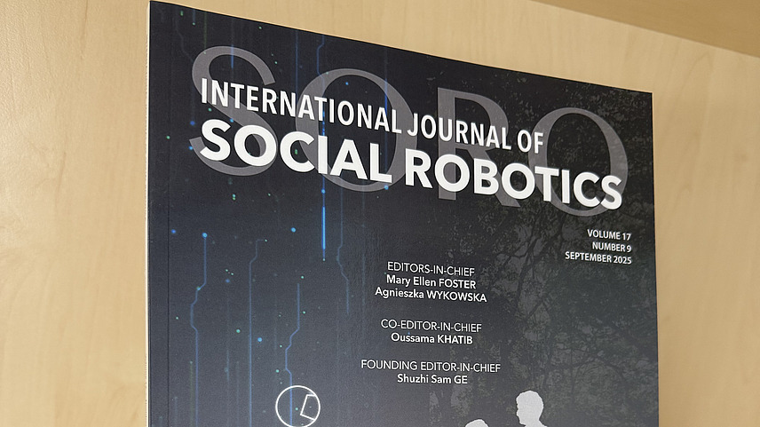 Die Zeitschrift "International Journal of Social Robotics" (Band 17, Nummer 9) steht in einem Regal.