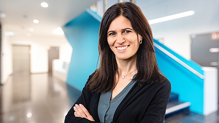 Katia Cosentino steht l&auml;chelnd for einer Treppe