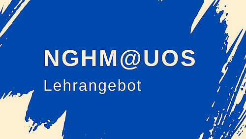 Grafik mit blauem Pinselstrich auf hellem Hintergrund und dem Text &bdquo;NGHM@UOS &ndash; Lehrangebot&ldquo;.