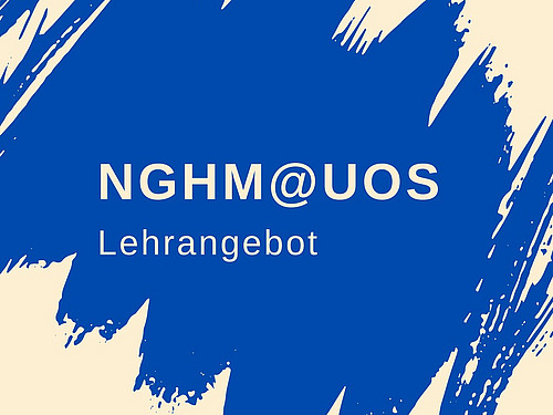 Grafik mit blauem Pinselstrich auf hellem Hintergrund und dem Text &bdquo;NGHM@UOS &ndash; Lehrangebot&ldquo;.