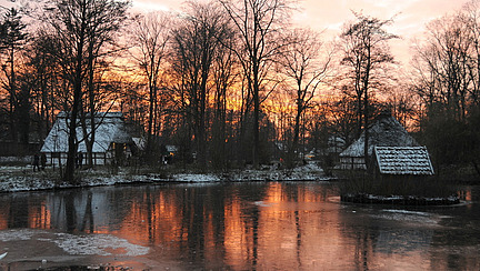 Winterstimmung vor gefrorenem See