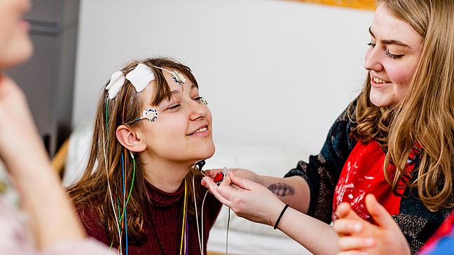 Einer Studentin wird EEG abgelegt.