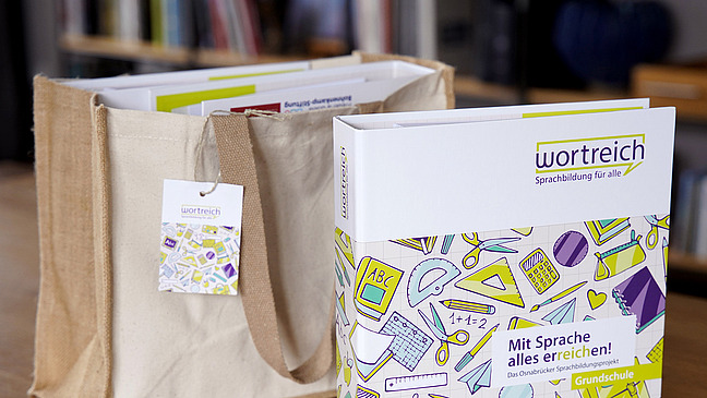 Illustration von Schulmaterial, zum Beispiel Taschenrechner, Heft, Geodreieck.