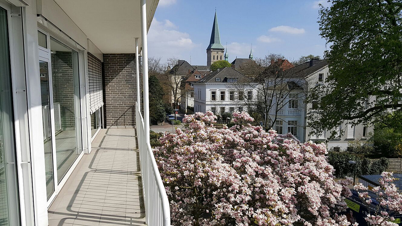 Sicht vom Balkon mit Magnolienblüte und Kirche