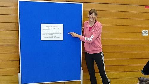 Nicole Brüggemann-Kons präsentiert etwas vor einigen Studenten.