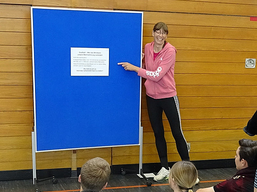 Nicole Brüggemann-Kons präsentiert etwas vor einigen Studenten.