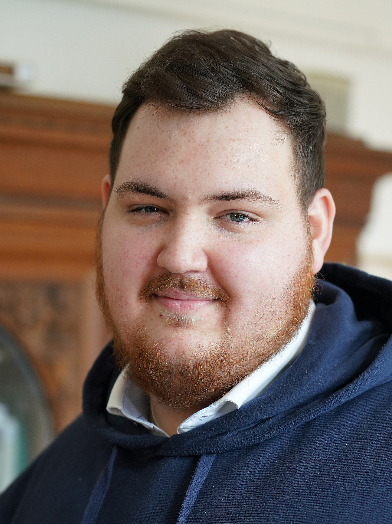 Kilian Hindersmann, studentische Hilfskraft. Er hat kurze dunkle Haare und einen Bart. Er trägt ein dunkelblaues Sweatshirt.