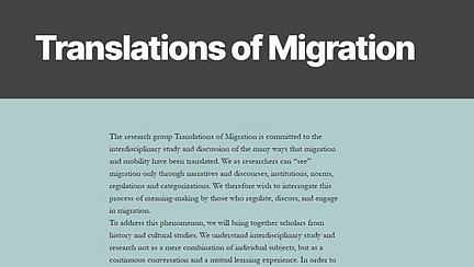 Vor einem zweifarbigen Hintergrund steht in großer weißer Schrift "Translations of Migration". Darunter folgt ein längerer Textabschnitt in kleinerer, schwarzer Schrift, der die Ziele und Aufgaben der Forschungsgruppe "Translations of Migration" beschreibt. Der Hintergrund des Textes ist hellblau.