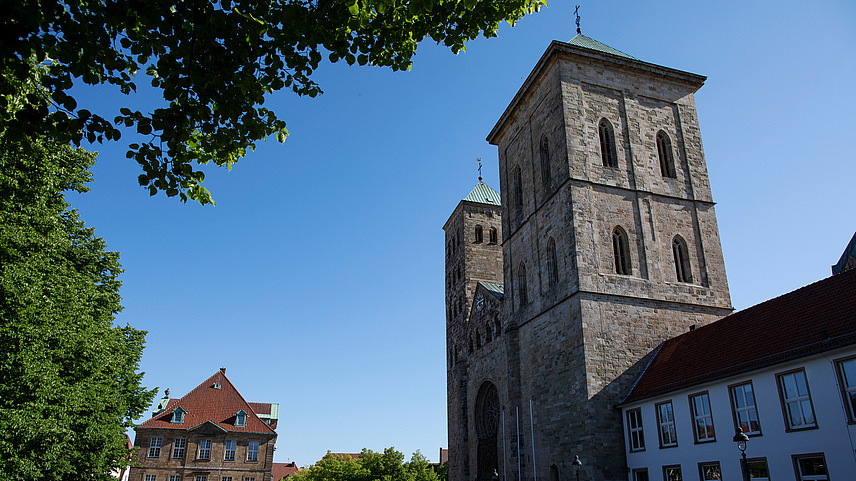Seitliche Ansicht des Domplatzes vor dem katholischen Sankt Peter Dom in Osnabrück.