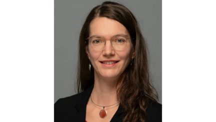 Prof. Dr. Lisa Janotta vor einer grauen Wand