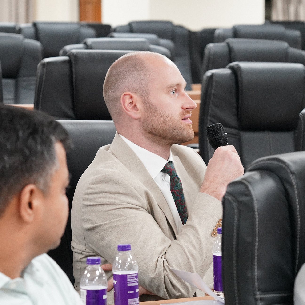 Bild von Prof. Dr. Lieberknecht bei der Konferenz mit einem Mikrofon in der Hand