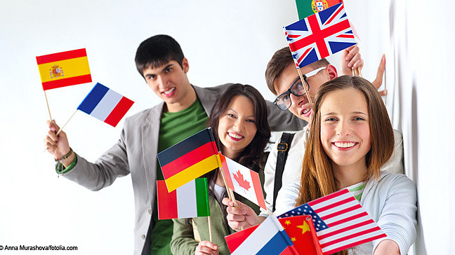 Gruppe von jungen Menschen mit internationalen Fahnen