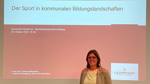 Jessica Süßenbach steht vor ihrer Power Point Präsentation