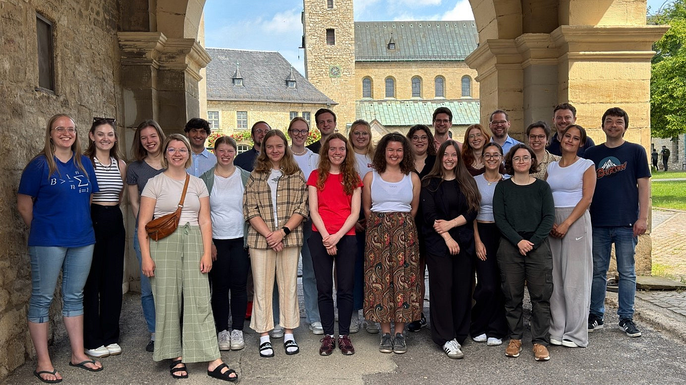 Die Teilnehmenden der Summer School 2025 im Innenhof eines Klosters bei gutem Wetter
