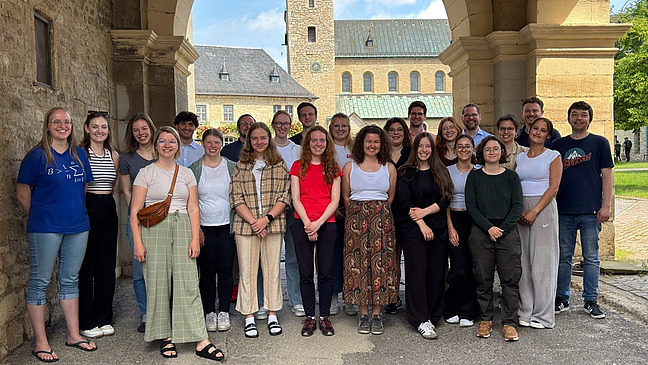 Die Teilnehmenden der Summer School 2025 im Innenhof eines Klosters bei gutem Wetter