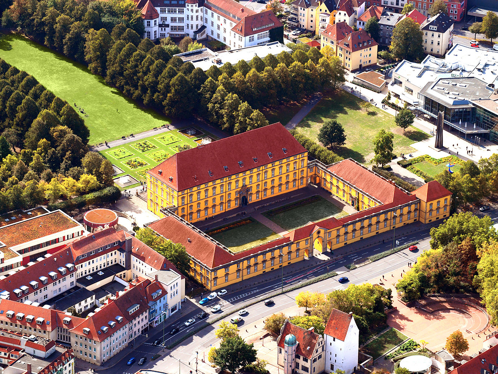 Eine Gesamtansicht des Schlosses aus der Vogelperspektive.