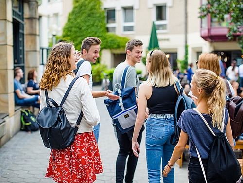 Studierende gehen durch die Innenstadt von Osnabrück.