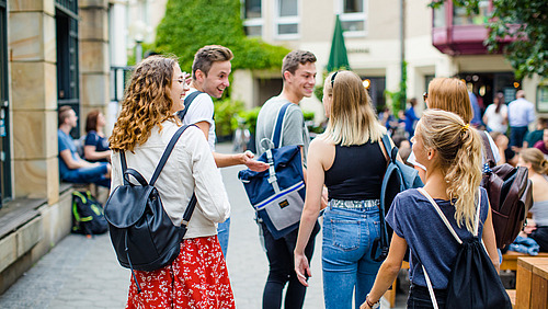 Studierende gehen durch die Innenstadt von Osnabrück.